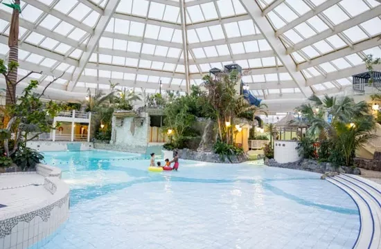 Ferienpark de Haan mit teenagern Schwimmbad