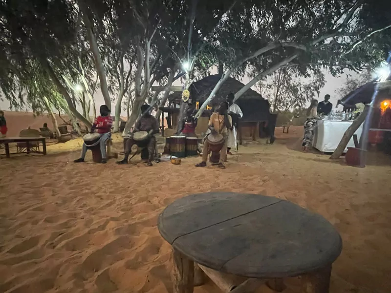 Urlaub-Senegal-Jugendliche-Kinder-Erfahrung-Djembe-Wüste
