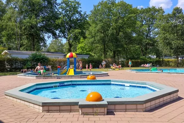 Vakantiepark-Hoog-Veluwe-zwembad