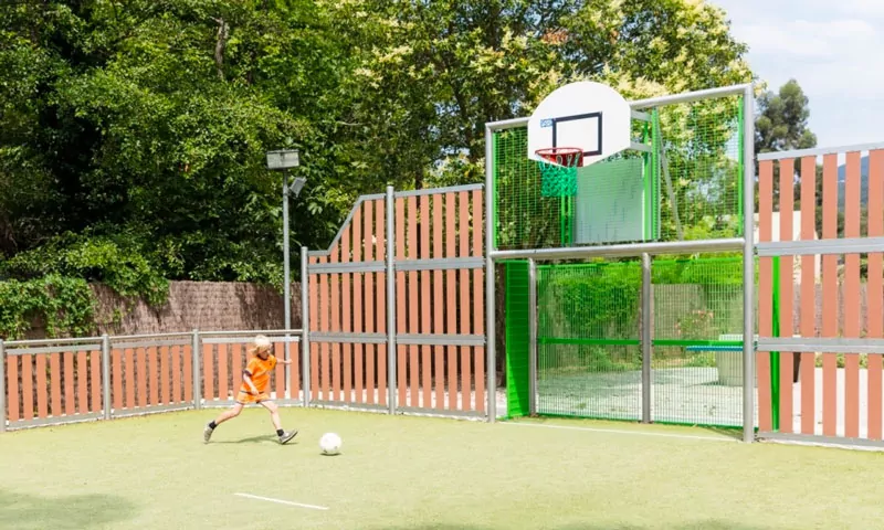 Basketball- und Fußballfeld