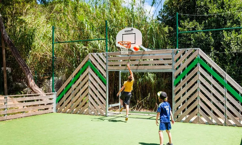 Basketball- und Fußballplatz auf dem Campingplatz