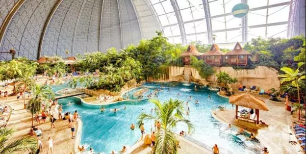 Das größte subtropische Schwimmbad der Welt findest du in der Nähe von Berlin.