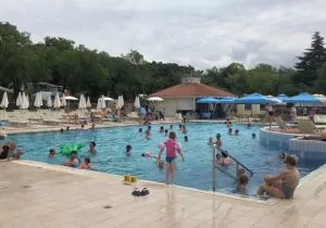 Mehrere Schwimmbäder auf dem Campingplatz Lanterna-Valamar.