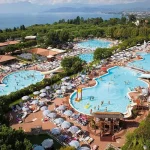 Schöner Campingplatz am Gardasee mit vielen Schwimmbädern