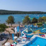 Lebhafter Campingplatz mit großem Schwimmbad in Kroatien