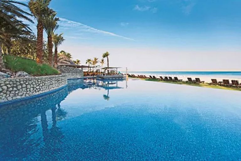 Pool mit Blick auf das Meer in Dubai