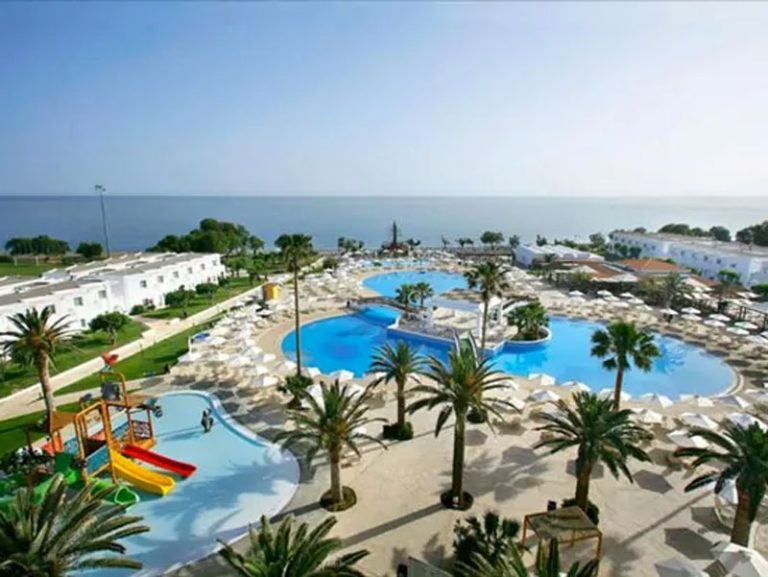 Hotel mit Pools an der Küste Kretas