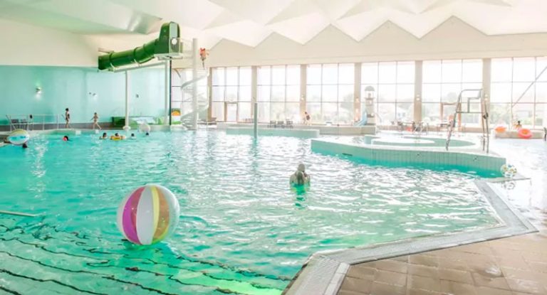 Hallenbad im Landal Beach Resort Ooghduyne